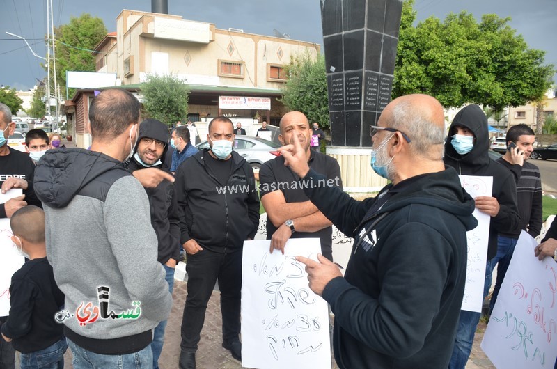 فيديو : العشرات من اصحاب المحلات التجارية ونشطاء يشاركون في الوقفة الاحتجاجية ضد سياسة التمييز العنصرية اتجاههم 